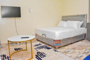 Brima Mangu Apartments, Blue Pacific Studio