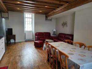 Appartements Location spacieuse dans ancien prieure restaure - FR-1-586-66 : Appartement