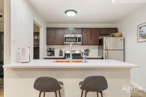 1BR 1BA Pet Friendly Condo w Pool, Gym, Walk to SoCo and Lake by Austin Vacay
