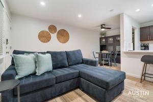 1BR 1BA Pet Friendly Condo w Pool, Gym, Walk to SoCo and Lake by Austin Vacay