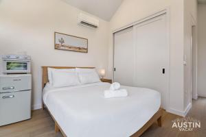 1BA East ATX StudioTX w Kitchenette Deck near UT and Lady Bird by Austin Vacay