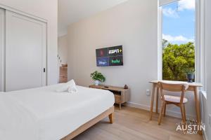 1BA East ATX StudioTX w Kitchenette Deck near UT and Lady Bird by Austin Vacay