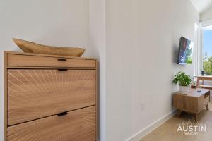 1BA East ATX StudioTX w Kitchenette Deck near UT and Lady Bird by Austin Vacay