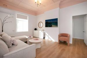 Light-Filled Designer Apartment in Croydon