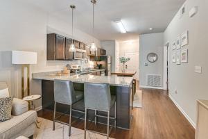 Cotton District Condo Walkable Spot for Game Day!