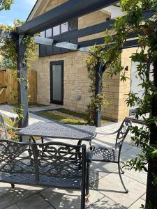 The Lodge Private Parking & Garden