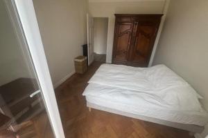 Top Floor Central Steps from the sea