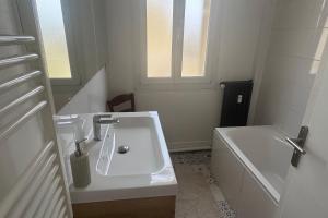 Top Floor Central Steps from the sea