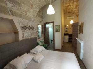 Zimmer mit Kingsize-Bett und Balkon