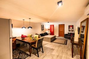 Villa Romana - Experiência única em frente à Praia de Itapuã, apartamento todo climatizado