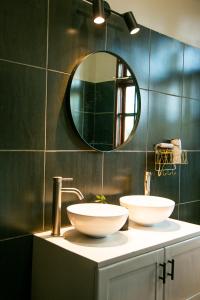 Lake Whispering Home - Bathtub - Breakfast - Lake Path