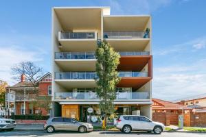 Quiet City Luxury 3BR Top-Floor with SkylineView