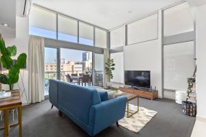 Quiet City Luxury 3BR Top-Floor with SkylineView