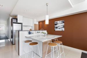 Quiet City Luxury 3BR Top-Floor with SkylineView