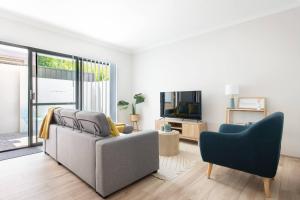 Bright Trendy 3BR Apt - Walk to River & Shops