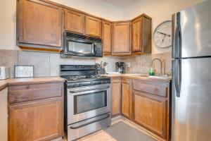 9 Mi to Airport WFH-Friendly Apt in Los Angeles!