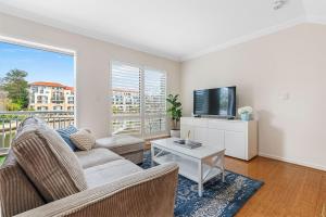 Hampton-Style Waterfront Mansion 3-Storeys of Lux