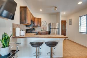 9 Mi to Airport WFH-Friendly Apt in Los Angeles!