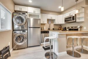 4 Mi to Hollywood Mid-Wilshire Couples Retreat