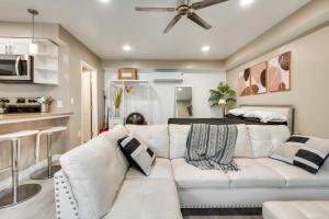 4 Mi to Hollywood Mid-Wilshire Couples Retreat