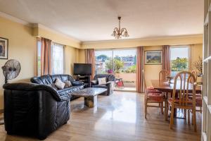 Flat with swimming pool close to the sea