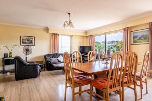 Flat with swimming pool close to the sea