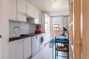 Flat with swimming pool close to the sea