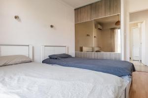 Flat with swimming pool close to the sea