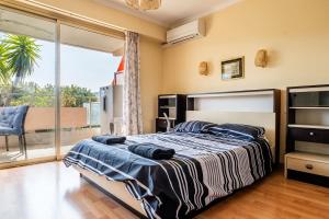 Flat with swimming pool close to the sea