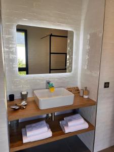 Villas Contemporary architect-s house, pool, jacuzzi : photos des chambres