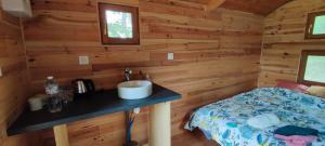 Tentes de luxe Roulotte de Combeplane : photos des chambres