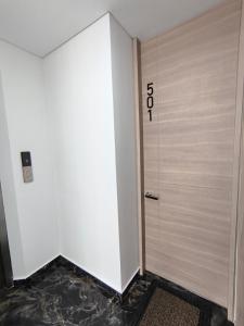 Apartaestudio amoblado, Edificio asturiano 501