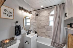 Close to downtown& beach- pool, porch, fenced yard