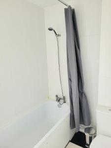 Central Banbury 2Bed Flat Parking with CCTV M40 links