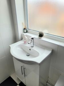 Central Banbury 2Bed Flat Parking with CCTV M40 links