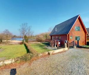 Luxury Waterfront Retreat I Private Sauna & Hot Tub