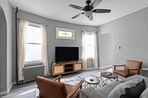 Cozy Home, 19 min to NYC, 3 Car Driveway