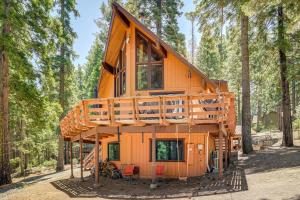 Cabin Getaway Near Big Trees Park Game Room, Deck