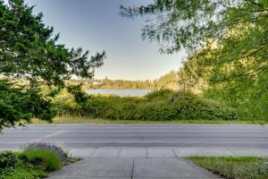 Less Than 1 Mi to Jefferson Healthcare Nurse-Ready Rental