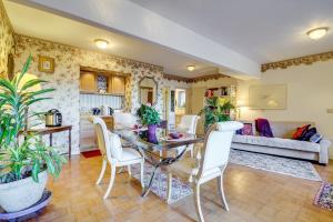 Less Than 1 Mi to Jefferson Healthcare Nurse-Ready Rental