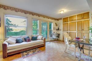 Less Than 1 Mi to Jefferson Healthcare Nurse-Ready Rental