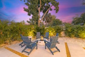 The Palace on Clematis – Siesta Key Vacation Home with Large Pool, Firepit & Great Location