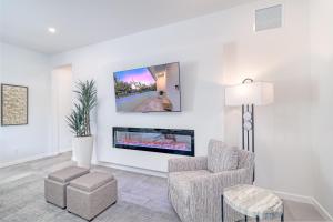 The Palace on Clematis – Siesta Key Vacation Home with Large Pool, Firepit & Great Location