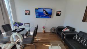 4-Bedroom Home by Downtown and Airport