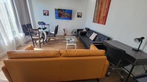 4-Bedroom Home by Downtown and Airport