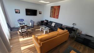 4-Bedroom Home by Downtown and Airport