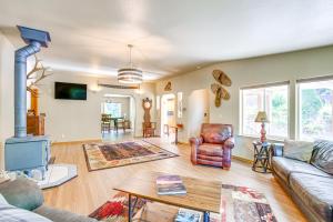 11 Acres of Adventure! Woodsy Mead Stay with Trails