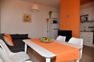 B apartment with terrace 1 min walk to the beach