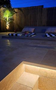 Maisons de vacances Les Brezines - Maison Clim Terrasse Piscine au coeur de Mus MaisoncarreeConciergerie : photos des chambres