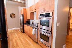 7 Beds off Georgia Street Near Convention Center